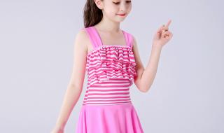 小女孩穿泳衣图片 小女孩穿泳衣图片